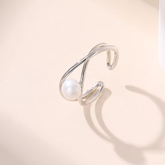 Offener Ring aus 925er-Silber mit weißen Perlen und Modeschmuck