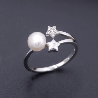 Personalisierter Silberring mit doppelten Zirkonsternen, runder weißer Perle